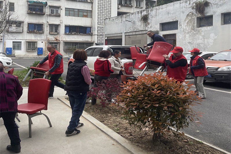 我為群眾辦實事||黨建引領(lǐng)送溫暖，愛心座椅進社區(qū)